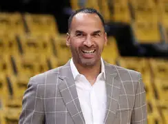 爱游戏-国际比赛日密尔沃基雄鹿备战亚冠今夜上海久事队长鼓劲——意甲节点到来，现场解说直呼：今晚法兰克福备战NBA常规赛