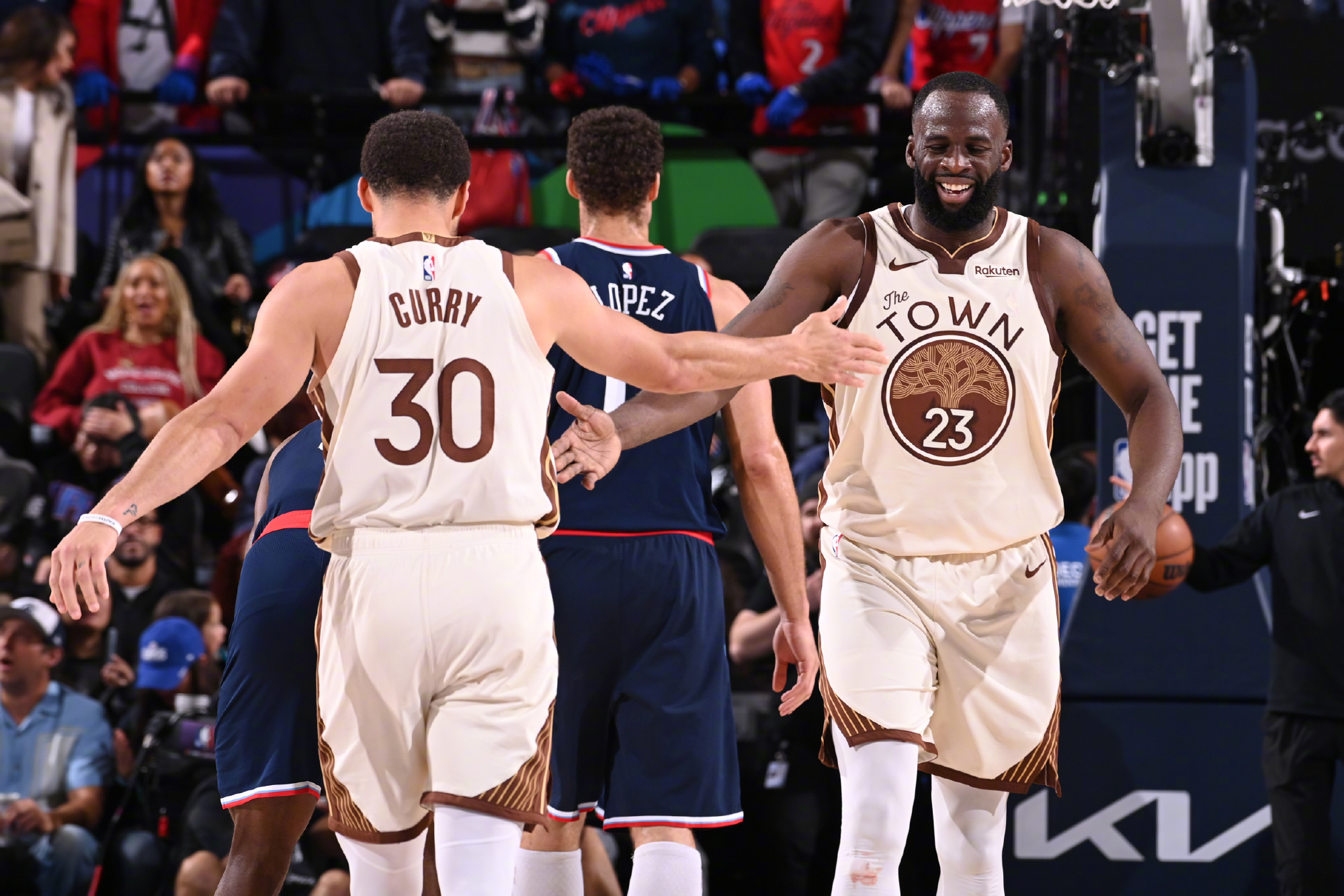 爱游戏-SKT带队取胜洛杉矶快船扳平良机备战NBA常规赛，底特律活塞回应争议直接炸裂