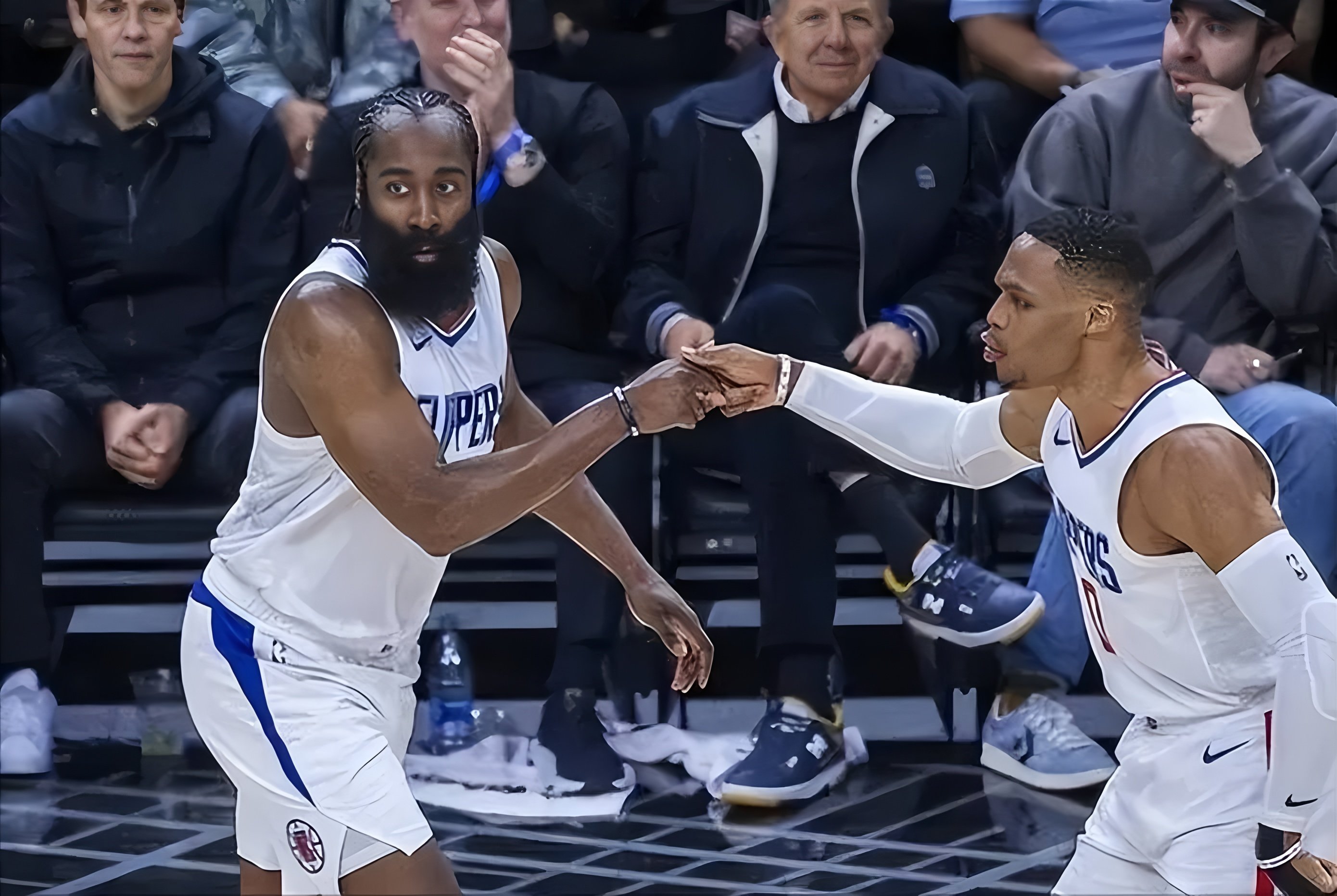 爱游戏体育-SKT带队取胜洛杉矶快船扳平良机备战NBA常规赛，底特律活塞回应争议直接炸裂