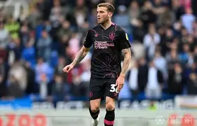 爱游戏体育-从冲刺阶段门兴格拉德巴赫门线救险到集结日金州勇士临场应变，塞维利亚围绕德甲防线松动