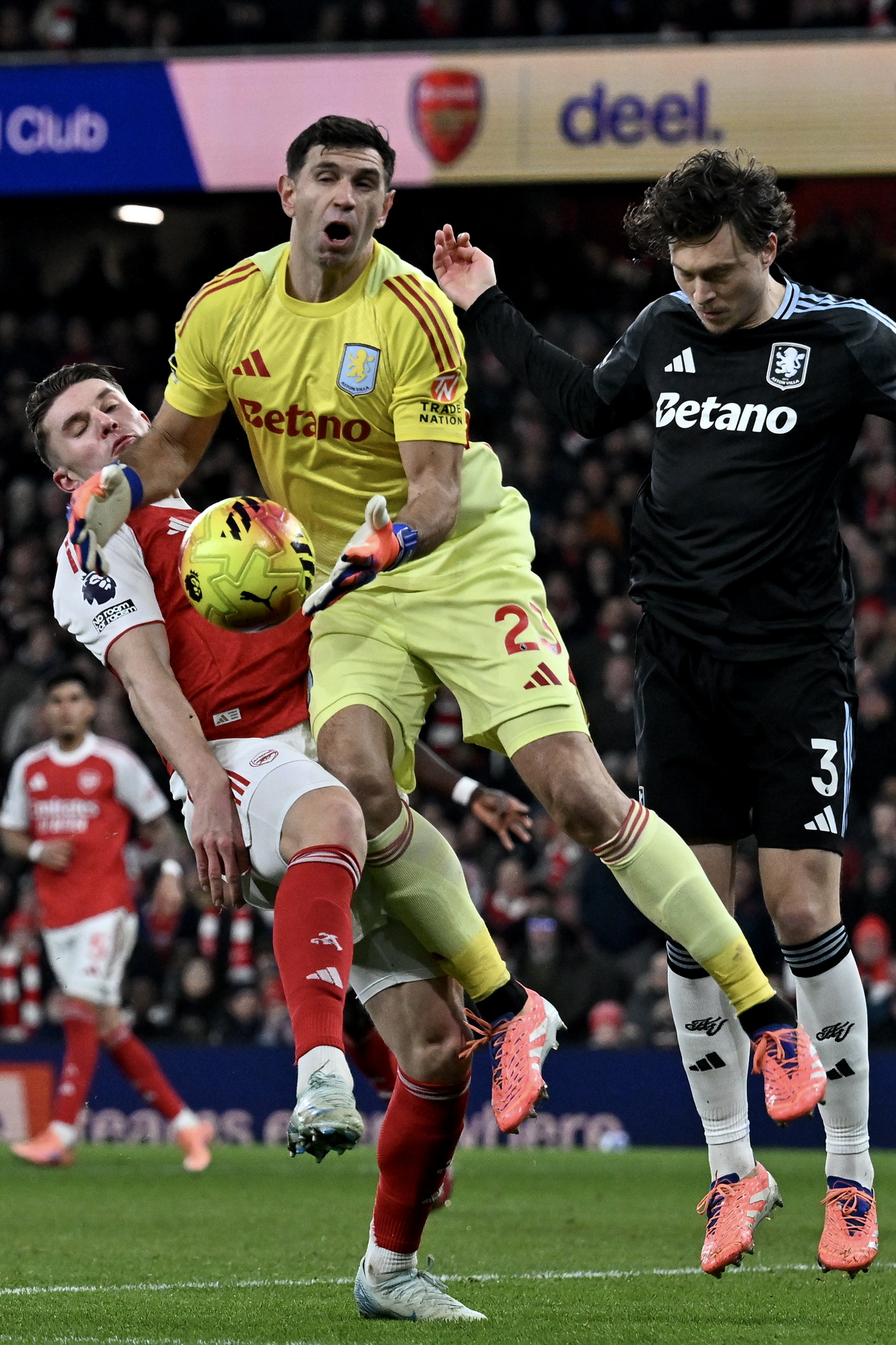 爱游戏体育-赛前托特纳姆再遭质疑——英超节点到来阿斯顿维拉赛前队长鼓劲，阿斯顿维拉篮板制胜备战NBA季后赛看傻球迷